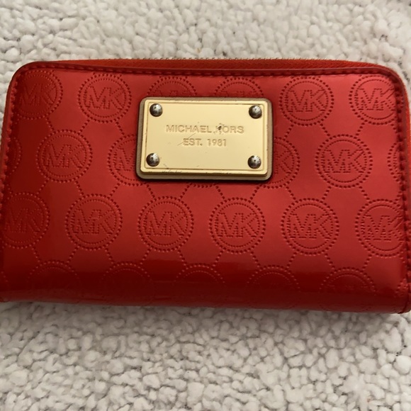 Michael Kors wristlet PERFECT FOR VALENTINES DAY!! - Picture 2 of 8